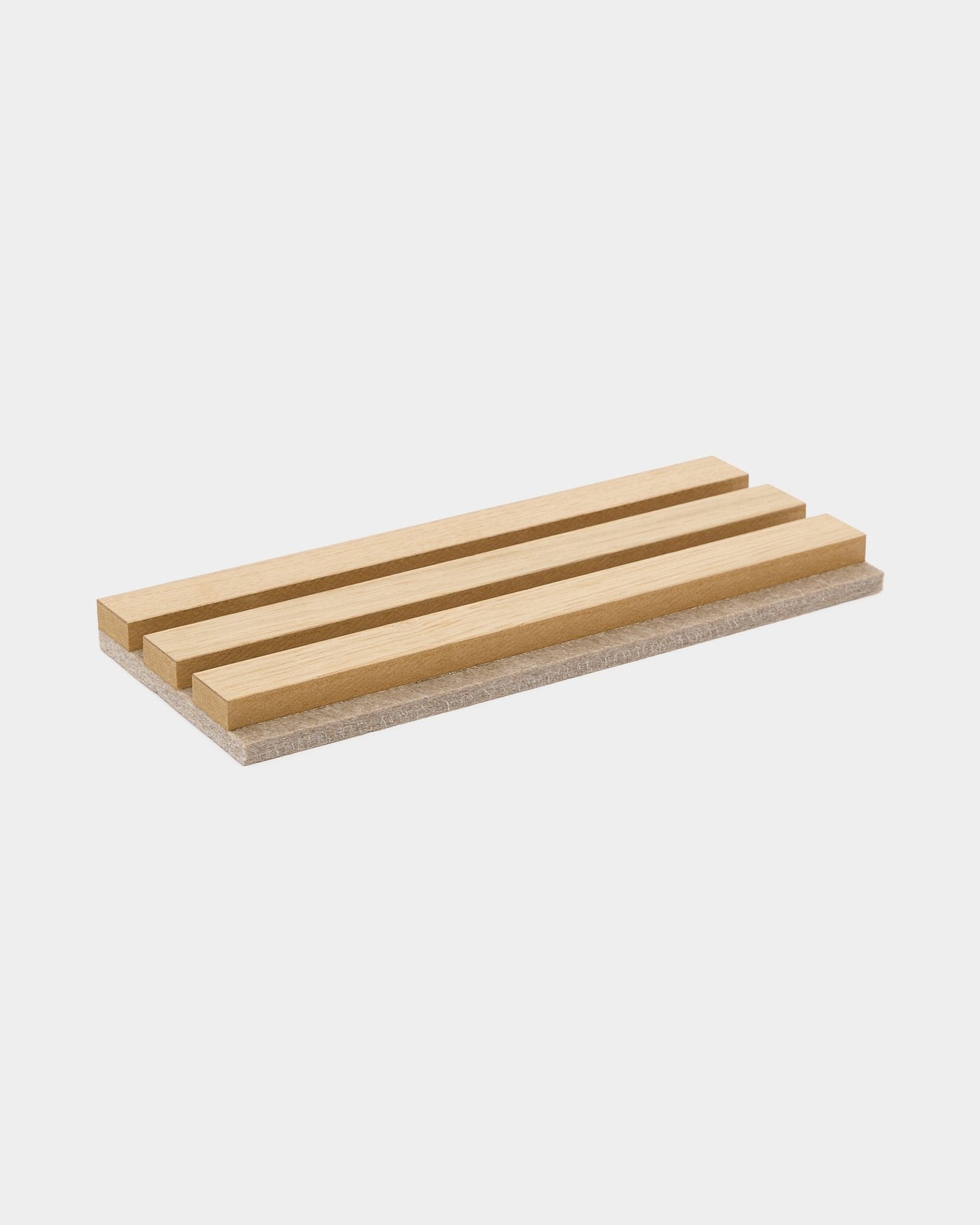 WoodUpp kleur kleurstalen: Rechthoekig houten zeepbakje met drie verhoogde houten latten op een lichte basis, ontworpen om vaste zeep droog te houden.
